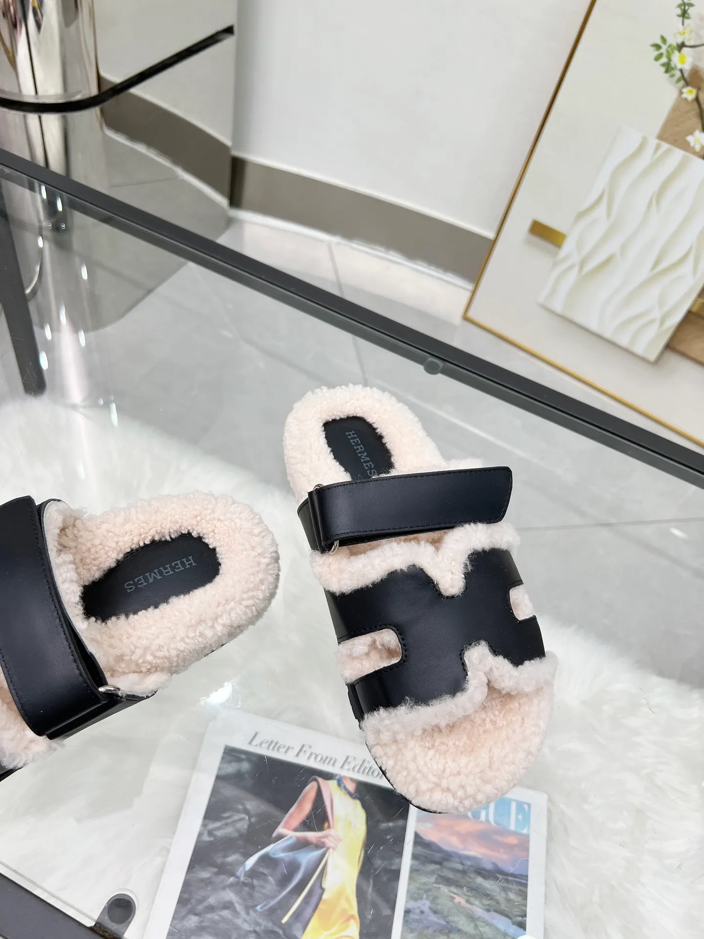 👟👟Ex-factory price 440👟👟 🌸[HERMES] My horse’s classic hot style second uncle🐑wool slippers🆕 are now available. A must-have item for autumn and winter ✅ Versatile and fashionable at home and out on the street 🍀The colors are extremely colorful! Walking Tuscany! TPR non-slip outsole is super light ️ Super comfortable on the feet without any sense of restraint I can’t stop drinking coffee ☕ My second uncle can’t take it off Color: maroon sand color light gray haze blue leather surface black code number: 35-40 (41 customized, non-returnable) Factory ready supply